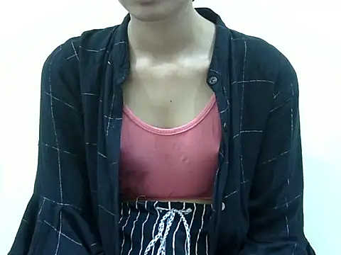 smallcuute online show from 11/23/25, 08:13