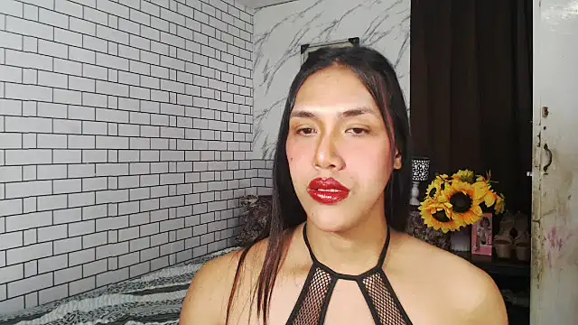 Snapshot of Latinahugecock chatting on 10/08/25, 04:40 Latinahugecock online show from 10/08/25, 04:40