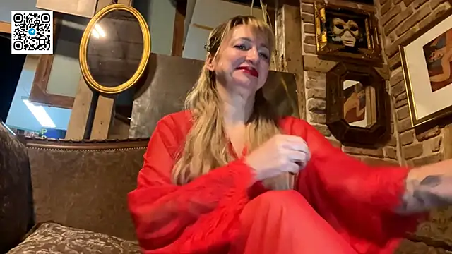 Snapshot of Lapussia chatting on 11/12/25, 08:23 Lapussia online show from 11/12/25, 08:23