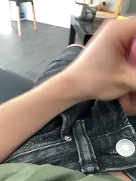 Snapshot of Loulou_2007 chatting on 10/01/25, 08:30 Loulou 2007 online show from 10/01/25, 08:30