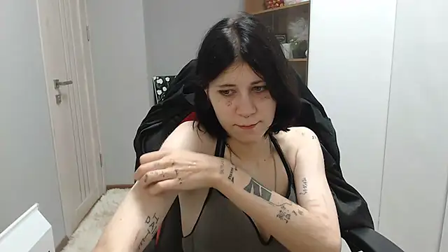 TinaQuiin online show from 09/28/25, 08:10