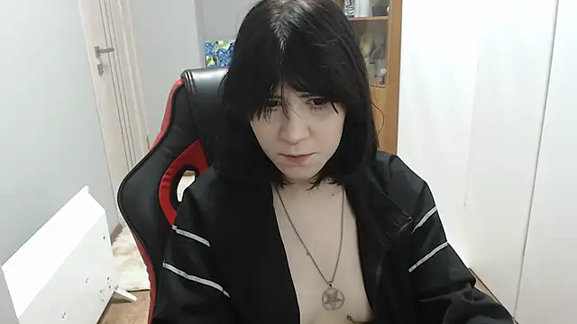 TinaQuiin online show from 12/17/25, 08:52