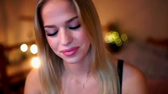 Snapshot of Emilyvanroessel chatting on 10/03/25, 10:50 Emilyvanroessel online show from 10/03/25, 10:50