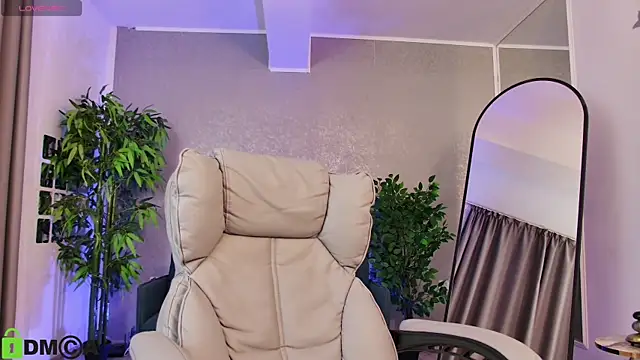 Snapshot of MilaHoneyy chatting on 06/19/26, 07:20 MilaHoneyy online show from 06/19/26, 07:20