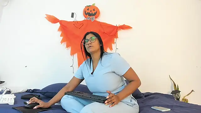  Miaa khalifa  online show from 10/28/25, 12:26