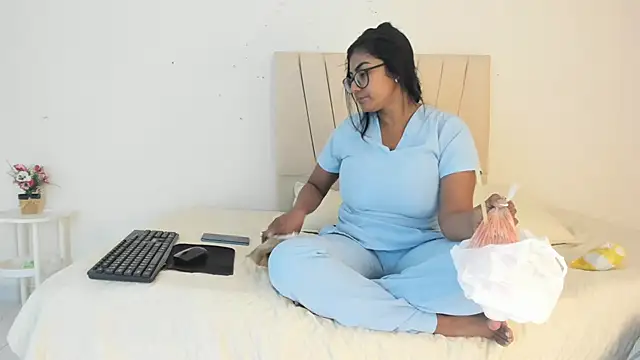  Miaa khalifa  online show from 04/22/26, 12:45