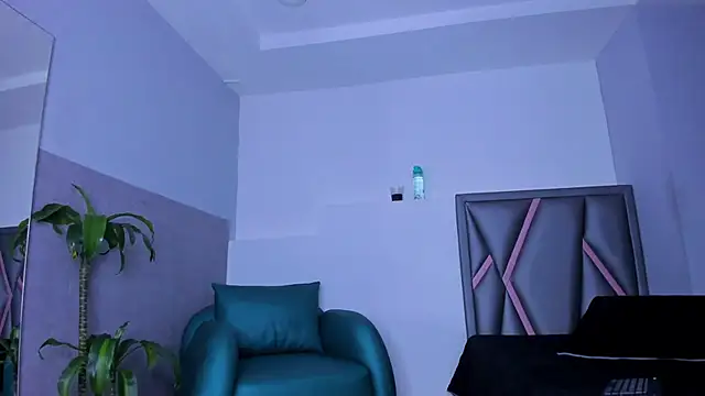 aurora tziu online show from 09/18/25, 04:04