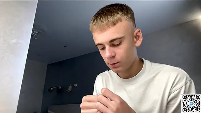 Snapshot of echowraith chatting on 09/18/25, 01:03 echowraith online show from 09/18/25, 01:03