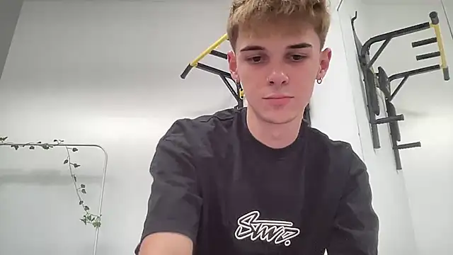 Snapshot of Milk_Guy chatting on 09/15/25, 02:39 Milk Guy online show from 09/15/25, 02:39