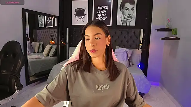 Snapshot of kitty_collins_ chatting on 12/14/25, 11:38 kitty collins online show from 12/14/25, 11:38