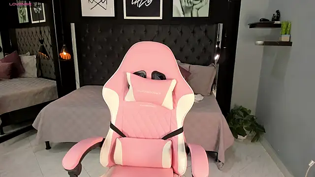 Snapshot of kitty_collins_ chatting on 09/16/25, 11:11 kitty collins online show from 09/16/25, 11:11