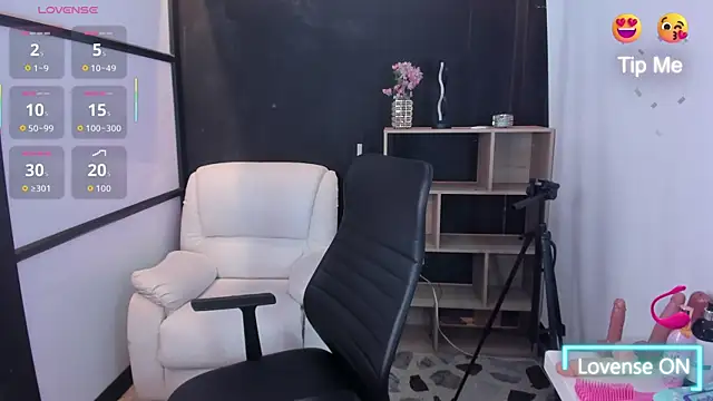 ThaliaBrooks  online show from 10/31/25, 04:31