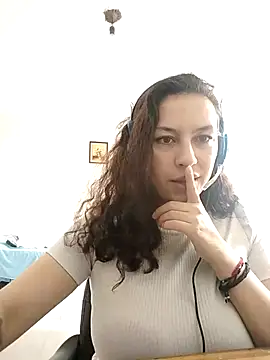 Snapshot of AlanaDesire chatting on 09/13/25, 03:56 AlanaDesire online show from 09/13/25, 03:56