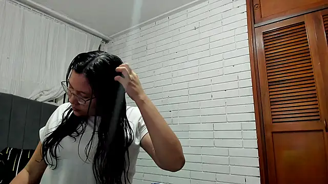 Naia Stant online show from 11/16/25, 11:30