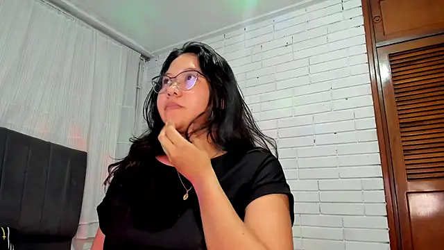 Naia Stant online show from 11/11/25, 01:33