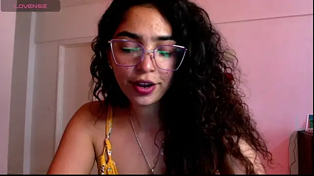 Snapshot of Ariagal chatting on 11/05/25, 08:23 Ariagal online show from 11/05/25, 08:23