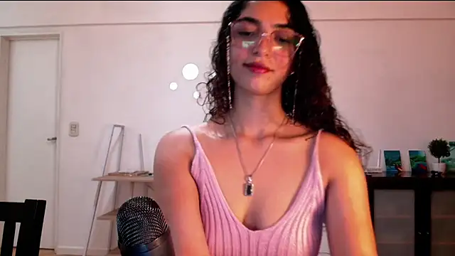 Snapshot of Ariagal chatting on 10/08/25, 11:49 Ariagal online show from 10/08/25, 11:49