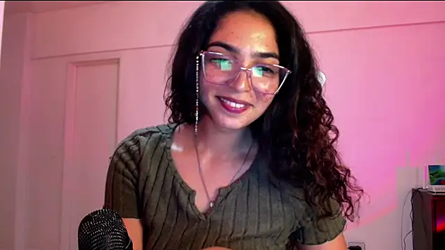 Snapshot of Ariagal chatting on 10/22/25, 12:21 Ariagal online show from 10/22/25, 12:21