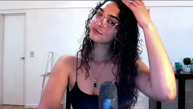 Snapshot of Ariagal chatting on 10/10/25, 09:37 Ariagal online show from 10/10/25, 09:37