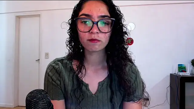 Snapshot of Ariagal chatting on 10/18/25, 12:34 Ariagal online show from 10/18/25, 12:34