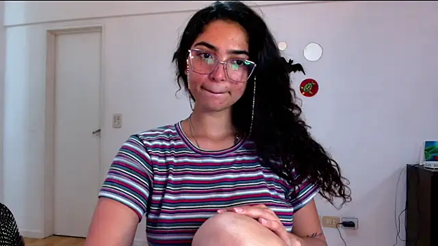 Snapshot of Ariagal chatting on 10/22/25, 11:14 Ariagal online show from 10/22/25, 11:14