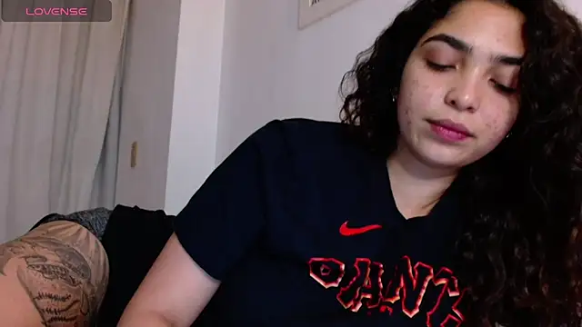 Snapshot of Ariagal chatting on 11/19/25, 11:16 Ariagal online show from 11/19/25, 11:16