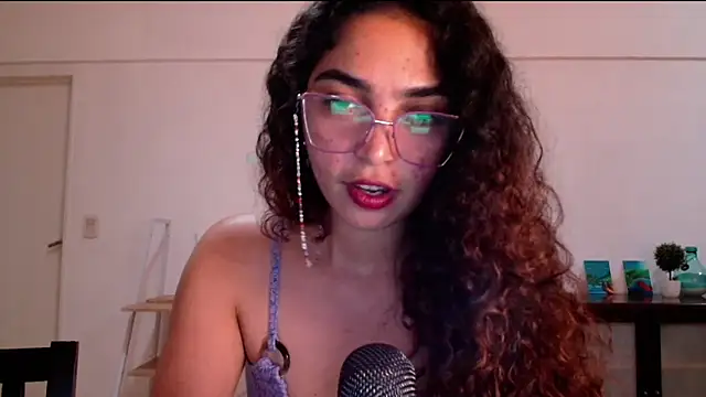 Snapshot of Ariagal chatting on 09/30/25, 09:54 Ariagal online show from 09/30/25, 09:54