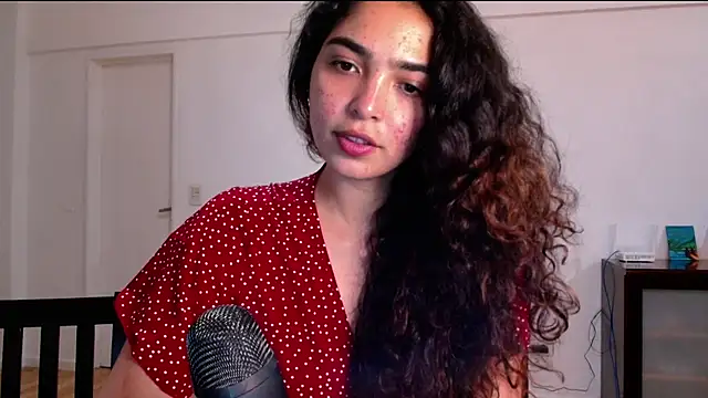 Snapshot of Ariagal chatting on 09/24/25, 10:27 Ariagal online show from 09/24/25, 10:27