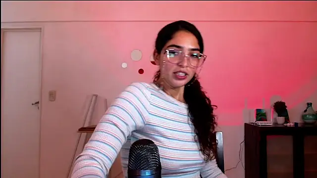 Snapshot of Ariagal chatting on 10/14/25, 11:47 Ariagal online show from 10/14/25, 11:47