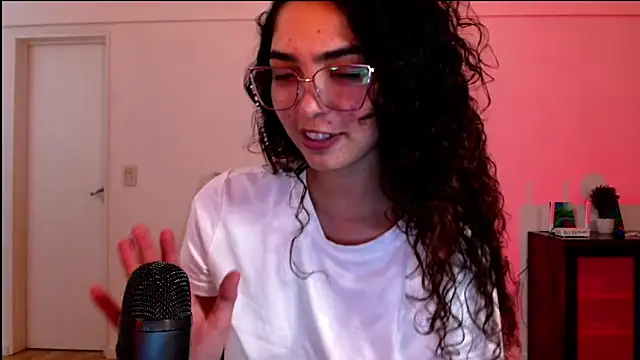 Snapshot of Ariagal chatting on 10/15/25, 10:40 Ariagal online show from 10/15/25, 10:40