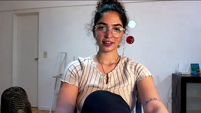 Snapshot of Ariagal chatting on 10/09/25, 08:53 Ariagal online show from 10/09/25, 08:53