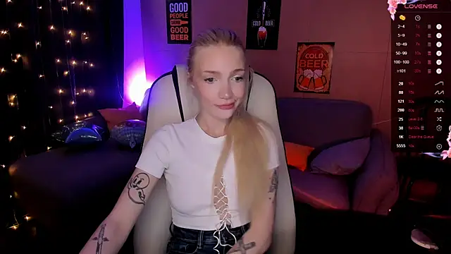 Snapshot of AnyaTaylor_ chatting on 09/30/25, 01:55 AnyaTaylor online show from 09/30/25, 01:55