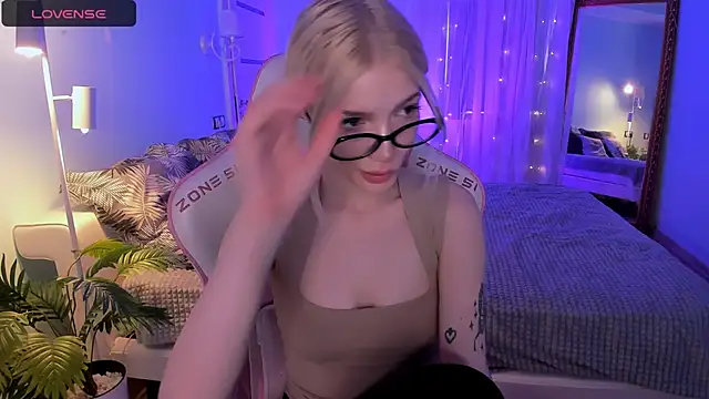 AnyaTaylor  online show from 04/19/26, 02:45