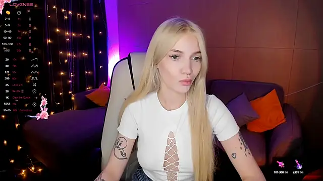 Snapshot of AnyaTaylor_ chatting on 10/13/25, 02:13 AnyaTaylor online show from 10/13/25, 02:13