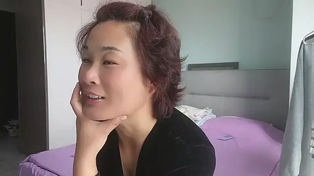 Snapshot of Eve-o chatting on 09/22/25, 01:33 Eve-o online show from 09/22/25, 01:33