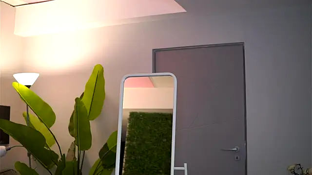 EllieRedd online show from 12/15/25, 07:09