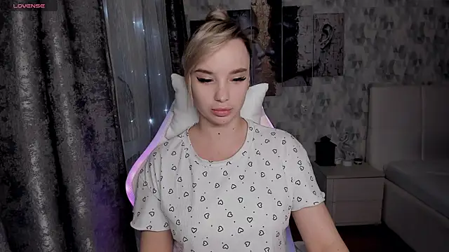 KiraKrox online show from 10/30/25, 09:01