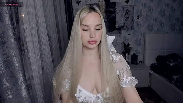 KiraKrox online show from 12/15/25, 08:25