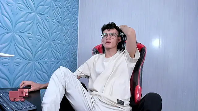 Snapshot of LittleMax23 chatting on 10/19/25, 04:37 LittleMax23 online show from 10/19/25, 04:37