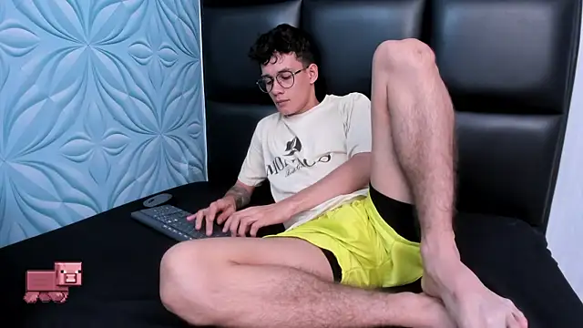 Snapshot of LittleMax23 chatting on 10/08/25, 01:01 LittleMax23 online show from 10/08/25, 01:01