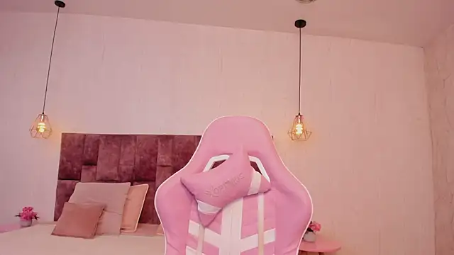 BellaClarck online show from 11/08/25, 10:13