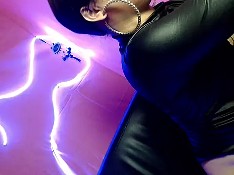 Snapshot of pretty_lassy chatting on 12/18/25, 02:21 pretty lassy online show from 12/18/25, 02:21