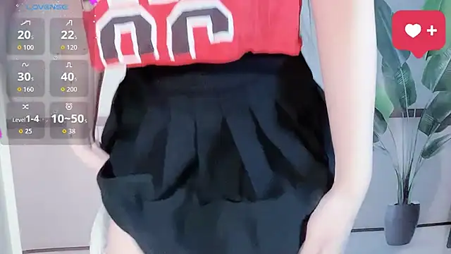 LINNIE05 online show from 12/01/25, 06:47