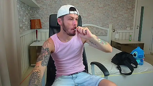 Snapshot of JonahShaw chatting on 07/19/26, 04:21 JonahShaw online show from 07/19/26, 04:21