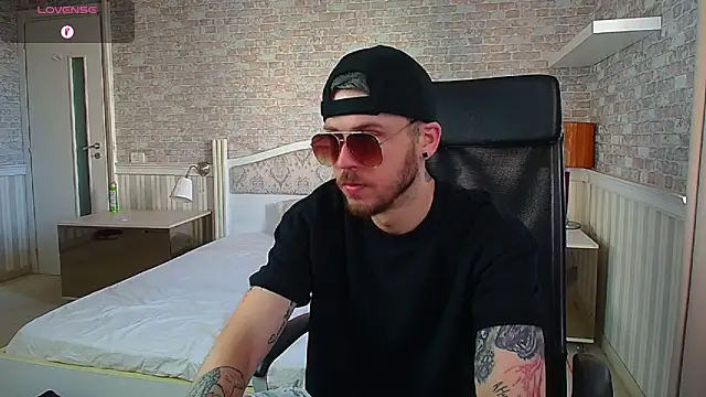 Snapshot of JonahShaw chatting on 06/15/26, 04:23 JonahShaw online show from 06/15/26, 04:23