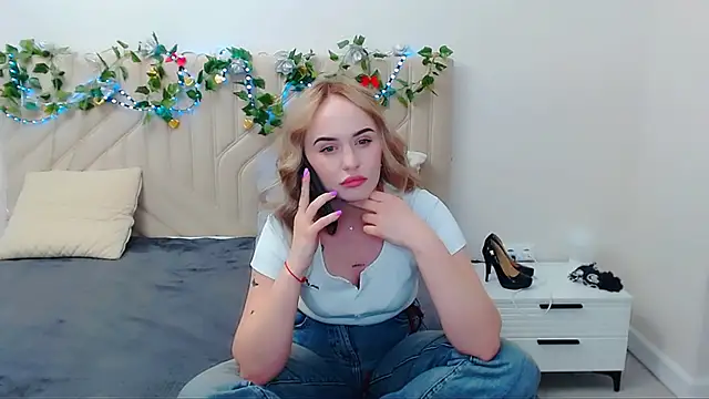 Snapshot of LiluMoon__ chatting on 04/29/26, 05:30 LiluMoon online show from 04/29/26, 05:30