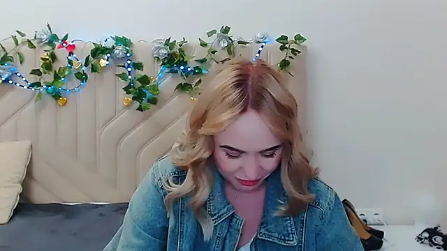 Snapshot of LiluMoon__ chatting on 04/29/26, 04:33 LiluMoon online show from 04/29/26, 04:33