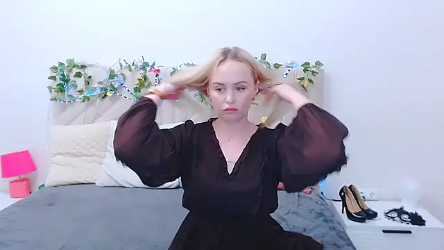 Snapshot of LiluMoon__ chatting on 04/21/26, 04:02 LiluMoon online show from 04/21/26, 04:02