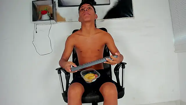 tyler twink boy online show from 11/06/25, 12:31