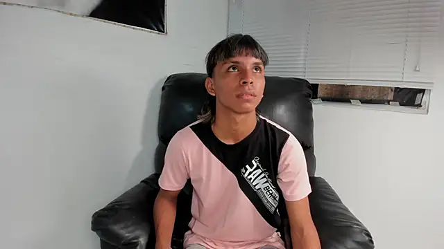 Snapshot of tyler_twink_boy chatting on 01/11/26, 01:40 tyler twink boy online show from 01/11/26, 01:40